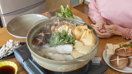 家庭で日本の鍋料理を食べる　イメージ