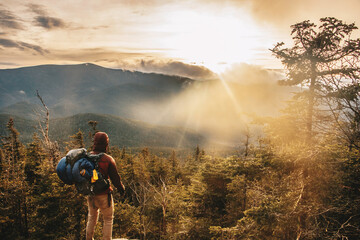 Obraz premium man hiking in the mountains