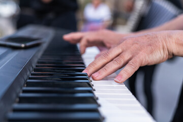 Obraz premium hands of a person playing the piano
