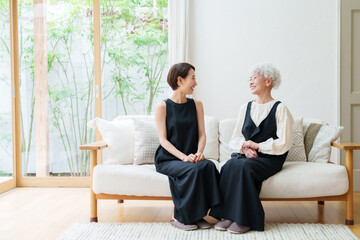 リビングで団らんする女性の親子