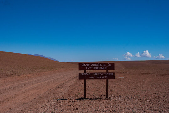 Cartel de indicaciones en un camino de ripio