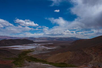 Montaña con colores diferentes  en el Salar de Antofalla, Catamarca, Argentina