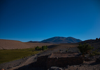 Montaña con colores diferentes  en el Salar de Antofalla, Catamarca, Argentina