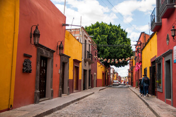 Fototapeta na wymiar Colorful streets of San Miguel