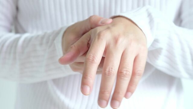 The hands of computer users have pain and injury to the fingers. From Syndrome Syndrome.Health and Physical Concepts