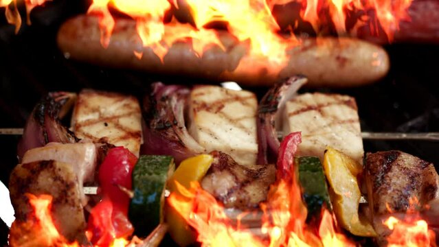 炎に焼かれる食材バーベキューのイメージ