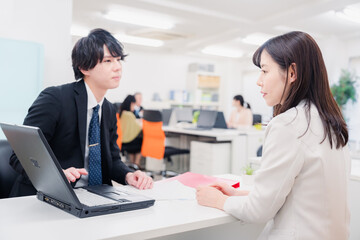 窓口で対応する男性スタッフ