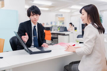 窓口で対応する男性スタッフ