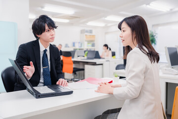 窓口で対応する男性スタッフ