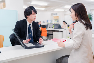 窓口で対応する男性スタッフ