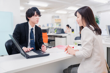 窓口で対応する男性スタッフ