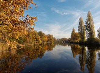 Fototapeta premium Ehemalige Baggerseen am Main bei Grafenrheinfeld, Landkreis Schweinfurt, Unterfranken, Franken, Bayern, Deutschland
