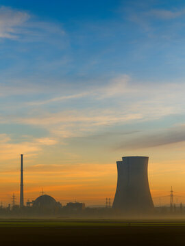 Kernkraftwerk Grafenrheinfeld im Nebel und Abendlicht, Landkreis Schweinfurt, Unterfranken, Franken Bayern, Deutschland