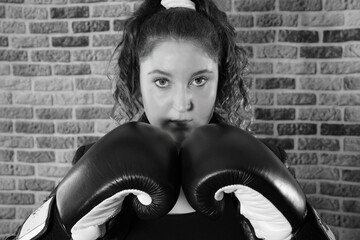 Junge Frau mit Boxhandschuhen bereit für ihren Einsatz