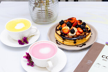 Smoothies saludables con hot cakes con fruta, en cafeteria