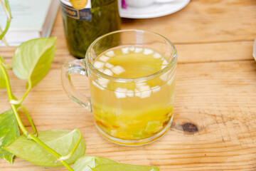 Té caliente con frutas picadas adentro en taza transparente 