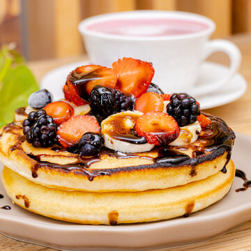Hot cakes / panqueques preparados con fruta fresca y caramelo alrededor