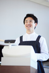 カフェで働く若い日本人の男性