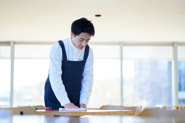 カフェで働く若い日本人の男性
