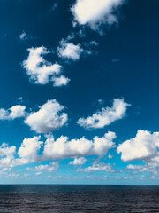 Cielo con belle nuvole su mare azzurro - 569832448