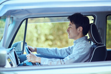 車の運転をする若い日本人男性