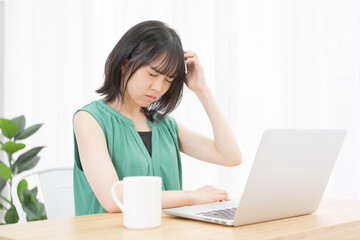 トラブルで行き詰まっている若い女性