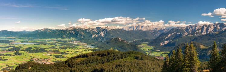 Fototapeta na wymiar Alpenpanorama im Allgäu mit Forggensee