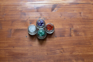 並ぶカラフルな天然石