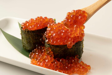 美味しいイクラ軍艦の寿司 © kei u