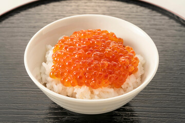 新鮮で美味しいイクラの醤油漬け