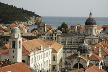 Fototapeta na wymiar Città vecchia di Dubrovnik, Croazia. Veduta dall' alto con chiese e campanili 