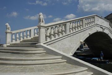 Fototapeta na wymiar Chioggia. Gradinata di Ponte Vigo con leoncini in pietra d' Istria