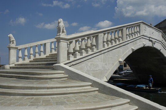 Chioggia. Gradinata di Ponte Vigo con leoncini in pietra d' Istria
