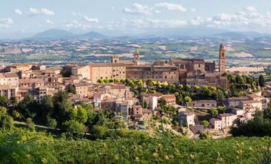 Fototapeta na wymiar Morrovalle, Macerata. panorama del borgo dall' alto con girasoli in fioritura.