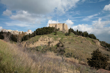 Miglionico, Matera. Veduta del Castello del Malconsiglio prima della cittadina