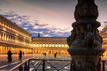 Fototapeta premium Venezia. Piazza San Marco con le Procuratie di notte