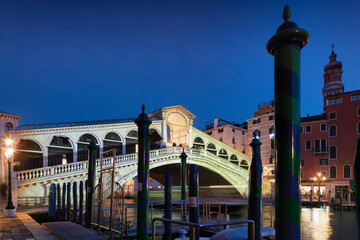 Venezia. Ponte di Rialto illuminato con scia di vaporetto nel Canale - obrazy, fototapety, plakaty