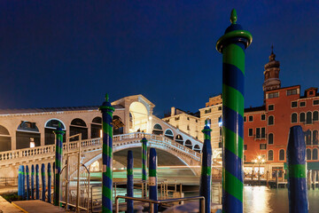 Venezia. Ponte di Rialto illuminato con scia di vaporetto nel Canale