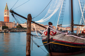 Venezia, Giudecca. Barca Il Nuovo Trionfo all'ancora, a Punta della Dogana, verso San Marco, al tramonto - obrazy, fototapety, plakaty