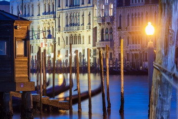 Venezia. Punta della Dogana con gondole al palo verso i palazzi del Canal Grande
