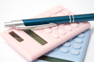 電卓とペン　白背景　（見積もり・費用・生活費・経理・会計イメージ）
