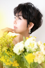 Fototapeta premium ウェディングや前撮り美容イメージに使えそうなミモザの花束を抱える可愛らしい女性 アップ 横顔