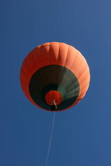 Globo Aeroestático volando en cielo azul