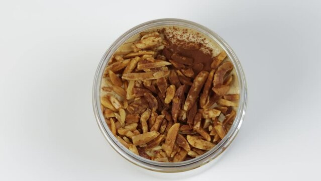 g&acirc;teau tiramisu aux noix de p&eacute;can, en gros plan, vue du dessus