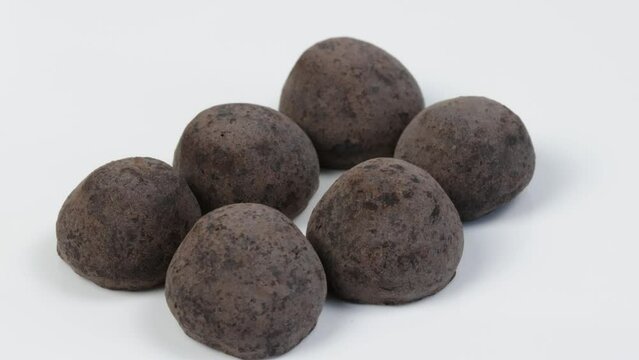 truffes au chocolat, en gros plan, isol&eacute;s sur un fond blanc