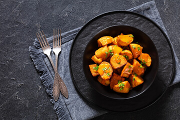 patatas bravas, deep fried potatoes with sauce
