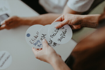 Hände halten diverse karten für Whiteboard