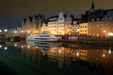 Fototapeta premium 2022-06-09 old town of Gdansk and Motlawa river at night, Poland