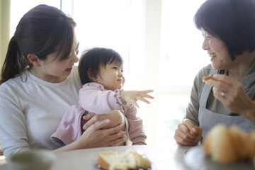 Fototapeta premium 手作りのお菓子を食べる家族