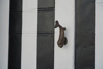 Türklopfer in Form eines Fisches an einer Holztür in Funchal